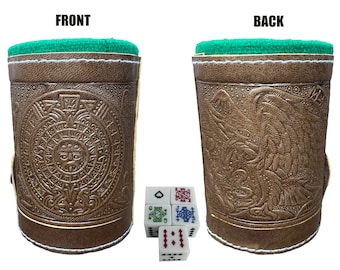 Cubilete tradicional mexicano de dados de póker con estampado azteca grabado en cuero