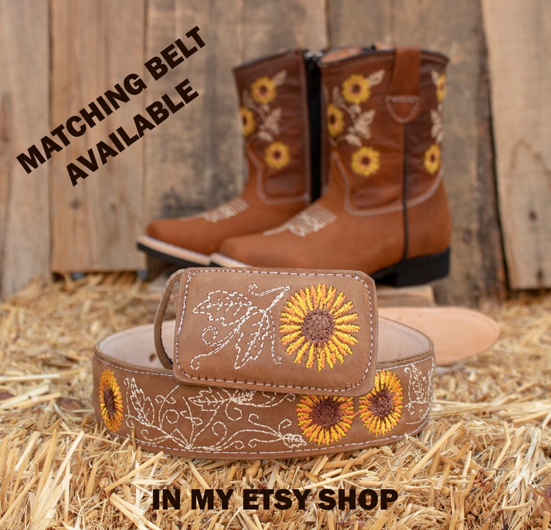Pu&ograve; includere: Cintura in pelle marrone con girasoli e foglie ricamate. Stivali abbinati disponibili nel negozio Etsy.