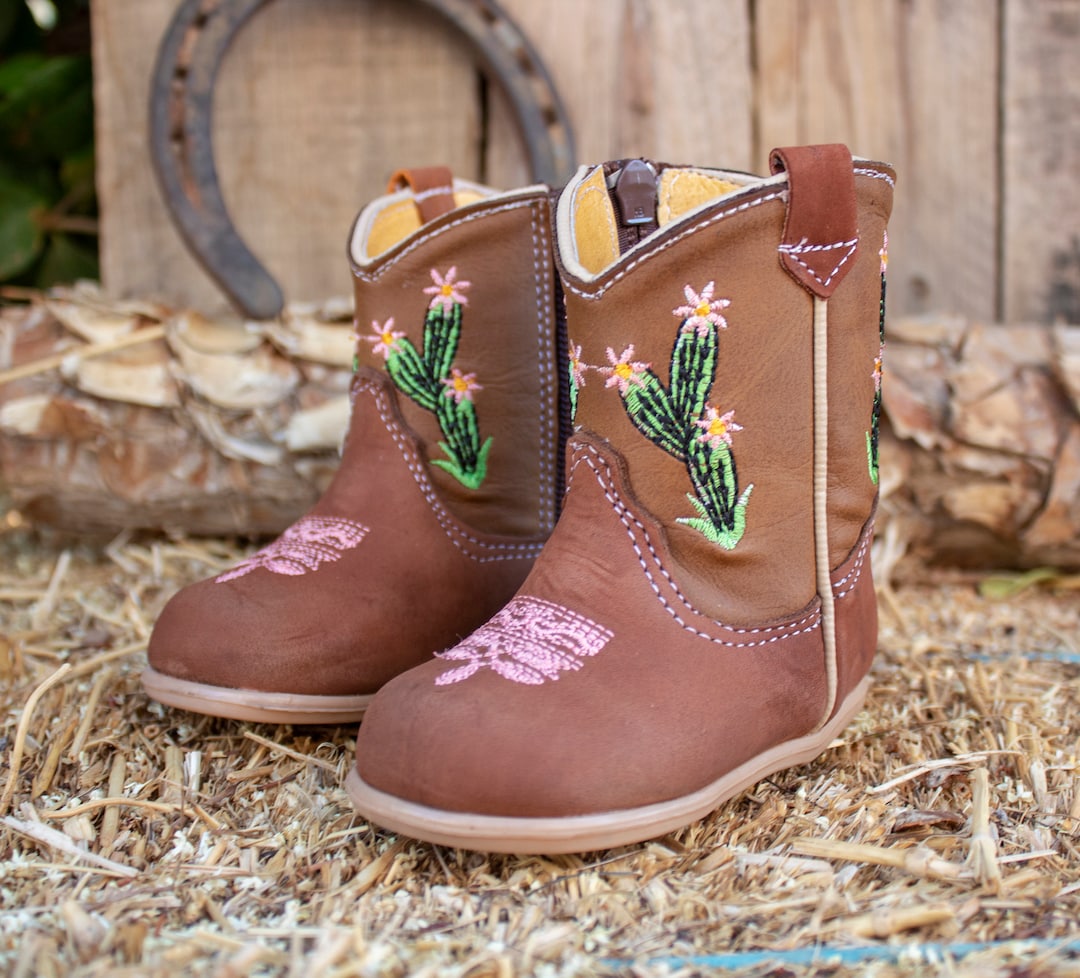 Botas vaqueras de piel con punta redonda bordadas con flores de