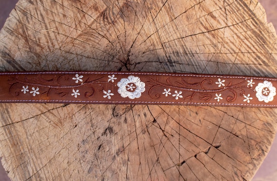 RARESTAR GOODS Cinturones occidentales para mujer - Casual Cuero - Vaquera - Grabado floral - Cinturón con hebilla - Con pulsera de cuero a juego