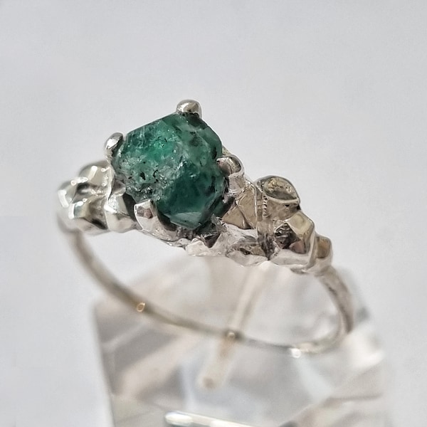 Silver raw Emerald ring, Unique stone rings, Raw stone ring, Rustic stone ring