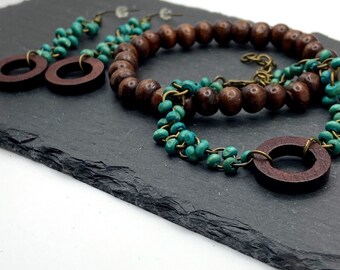 Set donkerbruine en blauwe kralenarmbanden en -oorbellen
