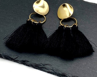 Pendientes de borla negra con detalles dorados, 7,6 cm de largo.