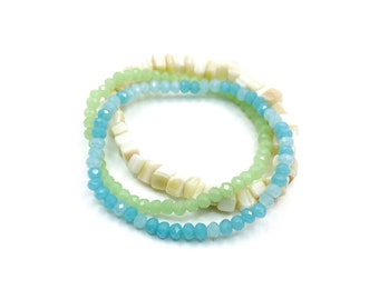 Conjunto de 3 pulseiras elásticas com miçangas Shells n’ Beads, perfeitas para usar em camadas.