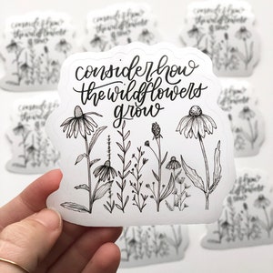 Overweeg hoe de wilde bloemen vinyl gestanste sticker groeien | Bijbeltekst Lukas 12:27 | Jezus | Geloof | Christelijke sticker | Laptopsticker