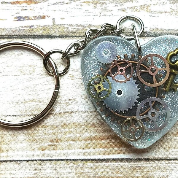 Steampunk Keychain Harz Glitter Keychain Schlüsselanhänger Rädchen Geschenk für ihr Zubehör Goth Geschenke Herzschlüsselanhänger für Mädchen