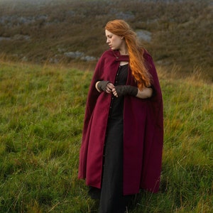 BURGUND MAXI CAPE | Roter Umhang-Mantel, Maxi-Kapuzenmantel, Ruana-Kapuzenmantel, Maxi-Mantel, Maxi-Mäntel, keltische Designs, lange Wollumhänge