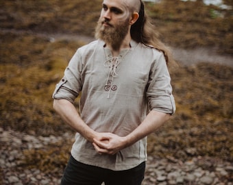 TRISKELLE KELTIC SHIRT | Nordisches Hemd, Wikinger Schild, Pagan, Ozora, Vegvisir, Wikinger, Ragnar, Reenactment, Erdig, Keltisch, Stickerei