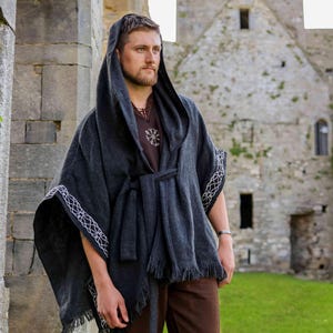 Cape de druide noire | Cape celtique, Ruana, cape en laine, cape poncho, cape noire, cape de druide, cape de druide viking, cape païenne, vêtements vikings