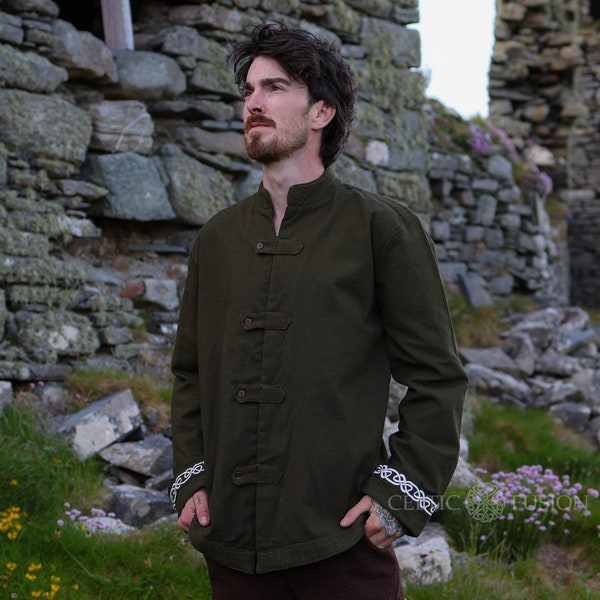 CHEMISE FEUILLE VERTE | 100 % coton, chemise celtique, chemise sans col pour homme, tenues irlandaises pour homme, vêtements celtiques pour hommes, chemise de mariage alternative.