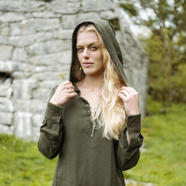 CHEMISE À CAPUCHE DEA | Vert genévrier, marron chêne des tourbières, païen, ozora, vegvisir, femme viking, ragnar, reconstitution, terreux, celtique, sweat à capuche unisexe.