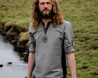 Wikinger-Tunika für Herren: Schweres Baumwollhemd mit keltischem Motiv und Vegvisir-Symbol