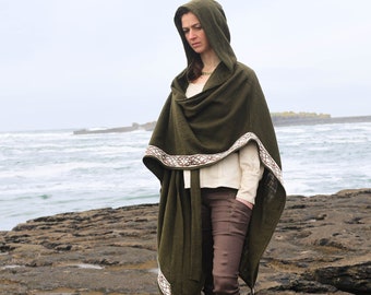 DRUID UMMANTEL MIT KAPUZE | Keltischer Umhang, Wikinger Umhang, Poncho, Mantel Cardigan, Wickeljacke, Pagan Cape, Wikinger Kleidung, Keltische Stickerei Designs.