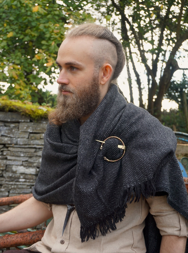 WOLF BROOCH & SHAWL Handwoven Wool Shawl and Brooch, Viking Shawl and Pin, Celtic Shawl and Pin, Larp Shawl and Brooch, Vikings, Hipster image 2