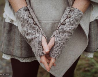 GANTS EN TWEED À CHEVRONS | Chauffe-poignets bruns, mitaines, rustique, steampunk, celtique, boutons en laiton, accessoire vestimentaire.