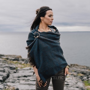 WOLF BROCHE SJAAL Turquoise & zwarte handgeweven sjaal, penannulaire stijl broche, Viking sjaal en pin, Keltische sjaal en pin, warm gezellig. afbeelding 1