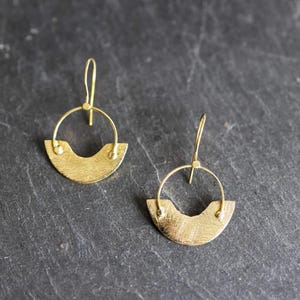 Örhängen i mässing med förmörkelse: Minimalistisk keltisk ring, handgjorda irländska smycken