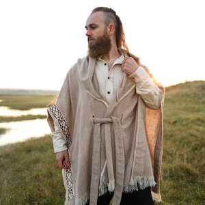 CAPE DE GUERRIER LÉGER. | Cape en laine crème à capuche, Cape viking, poncho hippie en laine, foulard en laine, cape à capuche, cape, vêtements vikings