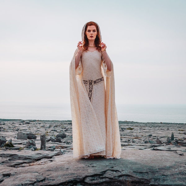 CAPE DE MARIAGE À CAPUCHE | Cape de mariée en dentelle de coton avec broche en laiton, accessoires de mariée, motifs de cérémonie, forêt, sur mesure, païen.