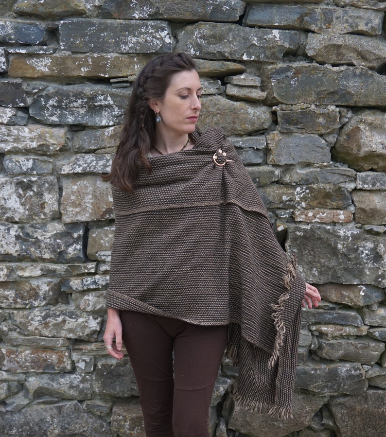 UISNEACH BROOCH & SHAWL Handwoven Wool Blend Shawl and Brooch, Wrap Large Warm Scarf, Outlander Rustic Shawl, Pin Brooch, Wool Throw. image 2