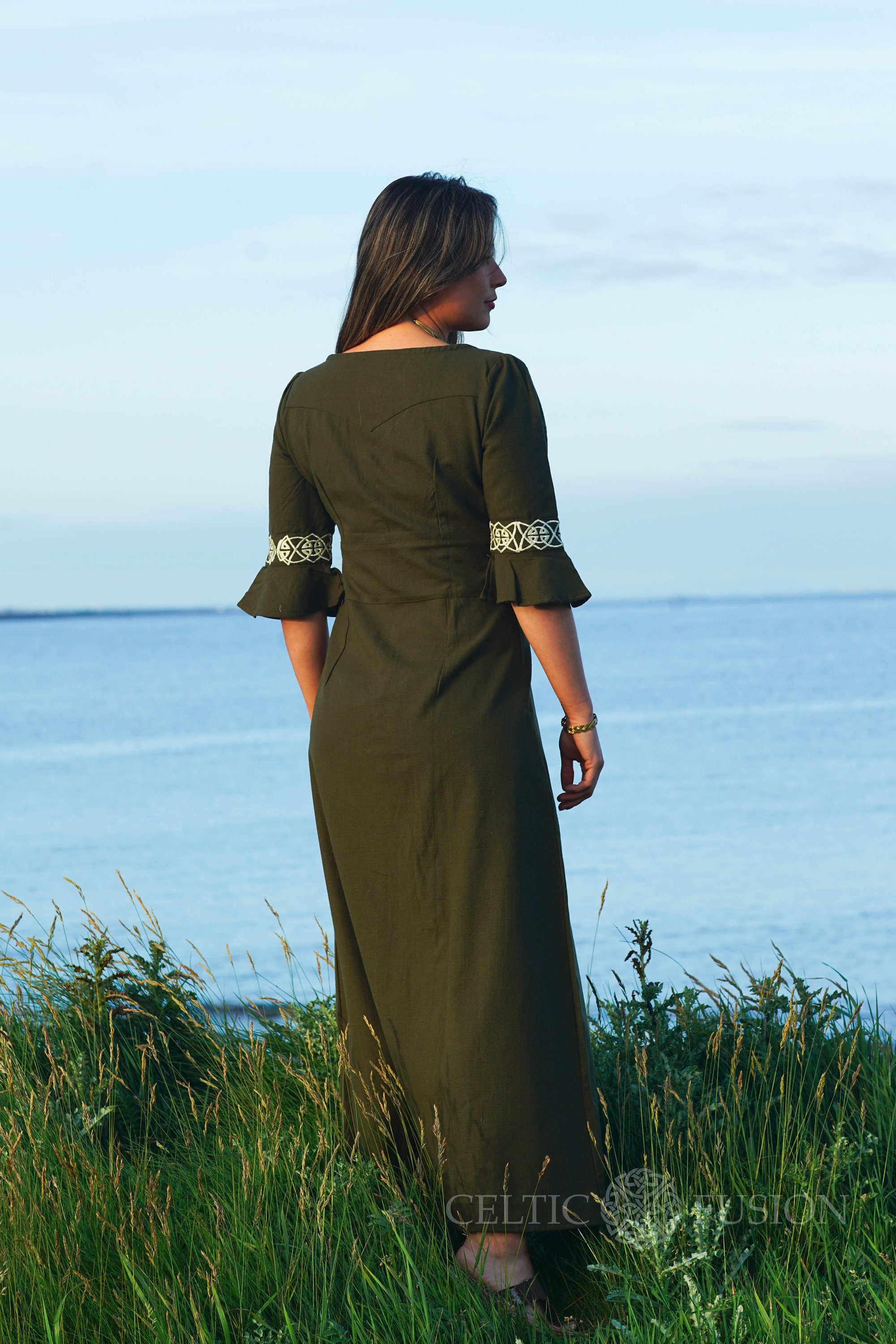green celtic dress Mythrojan Traditional Irish Celtic Dress : Chemise and Over Dress Medieval Renaissance Costume SCA LARP : Green