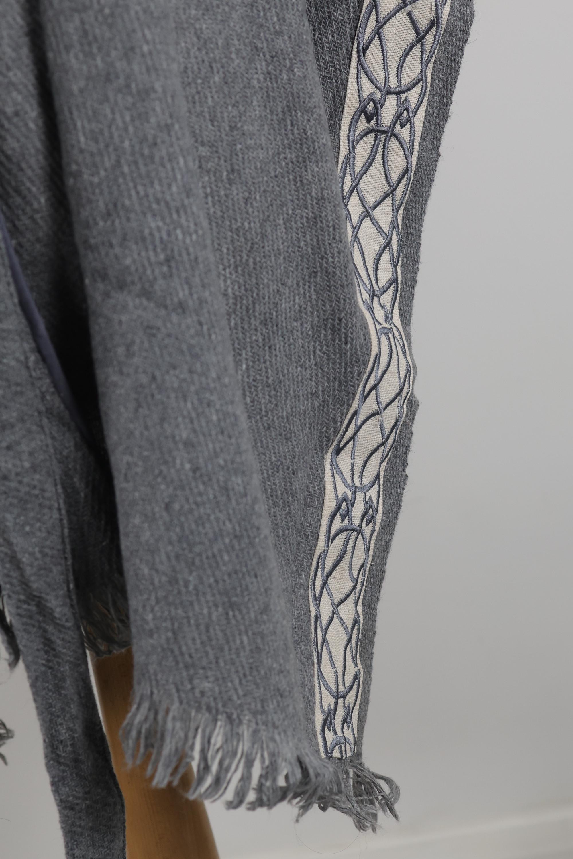 ヴィンテージ 刺繍 ポンチョ ケープ USA VINTAGE アメリカ古着刺繍デザインレザーケープコート