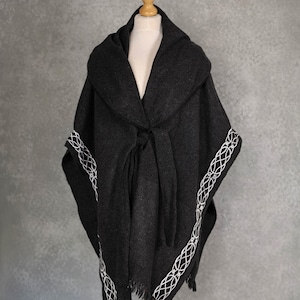 Cape de druide noire pour femmes | Cape celtique, Ruana, cape en laine, cape poncho, cape noire, cape de druide, cape de druide viking, cape païenne, vêtements vikings