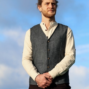 Keltische Schild-Weste: Dunkelblaue Woll-Tweed-Weste mit Messingknöpfen