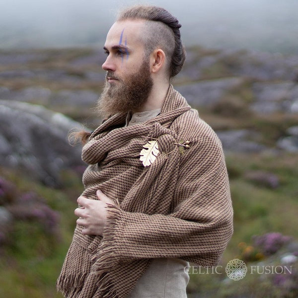 FEUILLE DE CHÊNE ET CHÂLE | Châle tissé à la main et broche, écharpe en laine, vêtement païen, broche avec couverture en laine, châle folklorique, châle celtique.