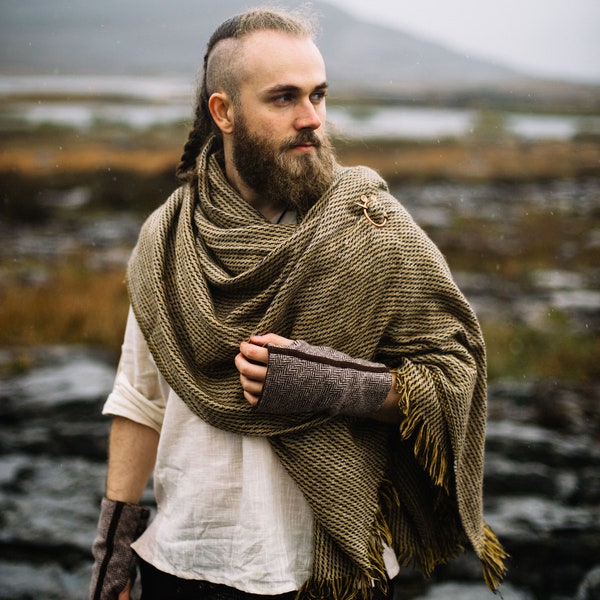 UISNEACH BROCHE & SJAAL | Handgeweven deken, sjaalponcho, grote sjaalomslag, oversized sjaal, sjaal en pinbroche, Vikingkleding.