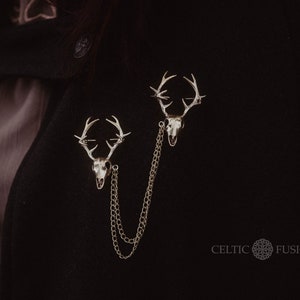 Broche de latón con doble cráneo de ciervo / Pin pagano rústico