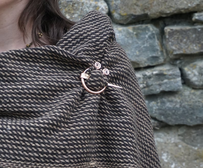 UISNEACH BROOCH & SHAWL Handwoven Wool Blend Shawl and Brooch, Wrap Large Warm Scarf, Outlander Rustic Shawl, Pin Brooch, Wool Throw. image 6