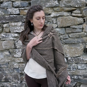 UISNEACH BROOCH & SHAWL Handwoven Wool Blend Shawl and Brooch, Wrap Large Warm Scarf, Outlander Rustic Shawl, Pin Brooch, Wool Throw. image 5