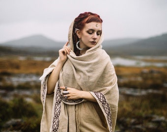 LICHT KRIEGER CAPE | Cremefarbener Wollumhang, Unisex Wollumhang mit keltischer Stickerei, Ruana Poncho, Wikinger Umhang, Hippie Poncho, Druiden Umhang Design