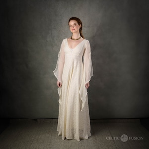 Robe de mariée bohème : robe de mariée en dentelle de coton avec manches en lin