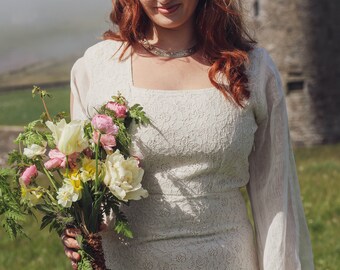 ABITO DA CERIMONIA ÉRIU Abito da sposa con nodo alla nuziale, Abito da  sposa da favola, Abito da sposa con maniche, Abito da sposa celtico Celtic