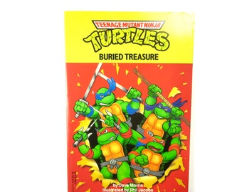Puede incluir: Portada del libro Teenage Mutant Ninja Turtles con las cuatro tortugas rompiendo una pared roja con un fondo amarillo. El título del libro es "Buried Treasure" y el autor es Dave Morris.