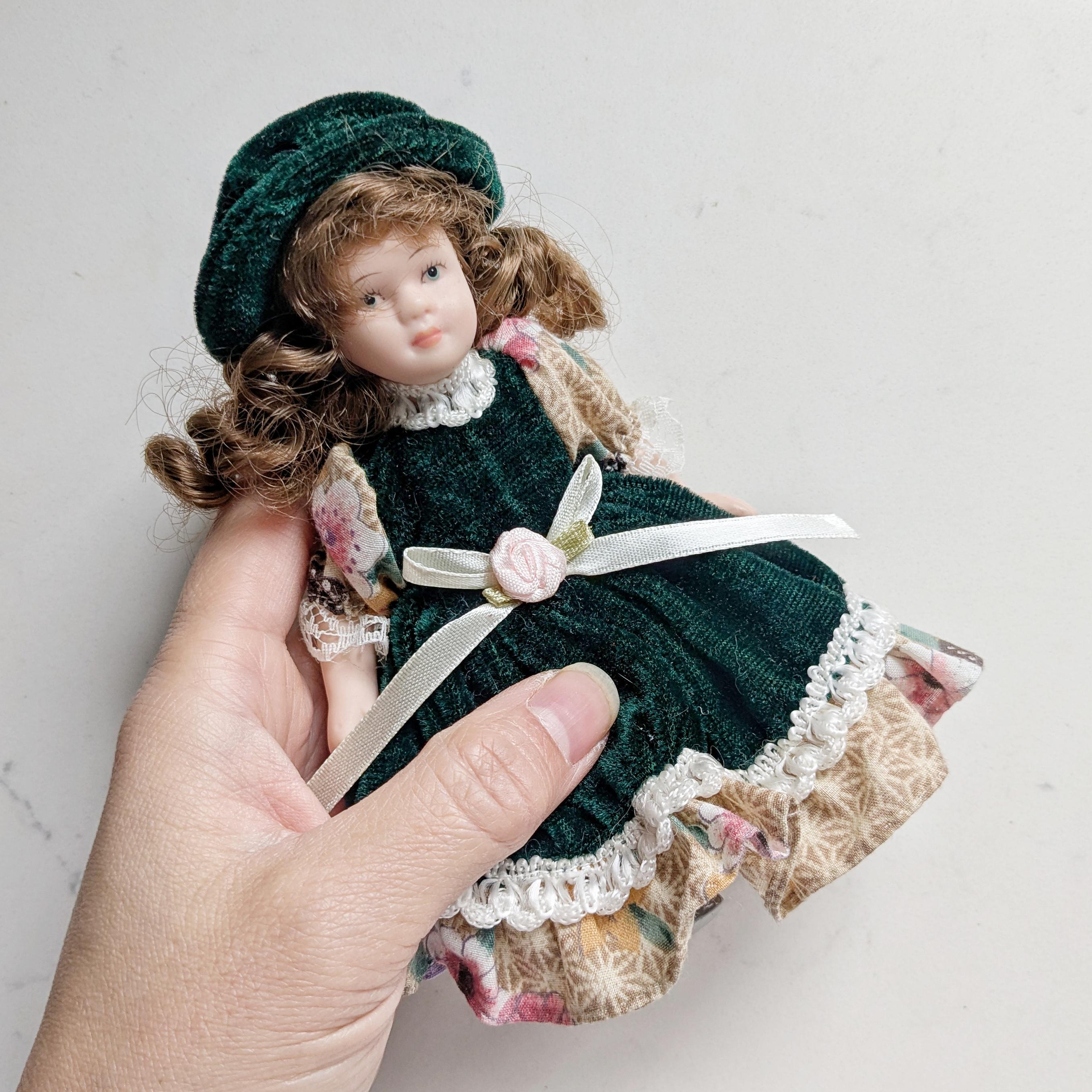 porcelain doll green velvet dress Vintage Victorian in a Christmas Holiday Do – La Guanaquita's Closet Green Velvet Dressed Doll
