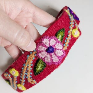 Barrette à cheveux vintage brodée à la main - Barrette à fleurs florale de style folk bohème des années 1970 - Accessoire textile en feutre de laine
