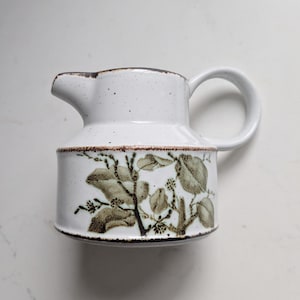Vintage midvinterkeramik hasselträ gräddkanna, stengods mjölkkanna med botaniska hasselblad, tillverkad i England mitten av århundradet bordsservis