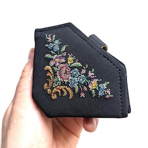 Kit de couture de voyage pliable vintage – Étui en forme de losange noir avec broderie florale, env. Années 50-60, porte-objets compact