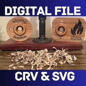 Puede incluir: Dos tapas de ahumador de cócteles de madera con el texto "blazing bourbon" y un gráfico de llama. La imagen también incluye virutas de madera y las palabras "DIGITAL FILE" y "CRV & SVG".