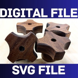 Könnte beinhalten: Vier sternförmige Holzknöpfe mit dunkelbraunem Finish. Die Knöpfe haben ein zentrales Loch und sind auf einer hellen Oberfläche angeordnet. Der Text "DIGITAL FILE STAR KNOB SVG FILE" ist enthalten.