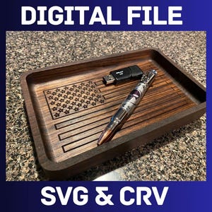 Può includere: Un vassoio di legno con un design a bandiera americana, una penna e una chiavetta USB. Il vassoio è in legno scuro e ha una finitura naturale. Il testo "DIGITAL FILE" è in alto nell'immagine, e il testo "SVG & CRV" è in basso nell'immagine. Il testo "CATCH ALL" è a destra dell'immagine, e il testo "AMERICAN FLAG" è a sinistra dell'immagine.
