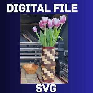 Könnte beinhalten: Digitale Datei für eine CNC- oder SVG-geschnittene Holzvase und Schüssel. Die Vase ist aus Holz mit einem Schachbrettmuster und mit rosa und weißen Tulpen gefüllt. Die Schüssel ist aus Holz und steht auf einer durchsichtigen Plastikfläche.