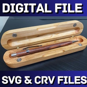 Può includere: Un astuccio in legno per penna con una penna all'interno. L'astuccio è aperto, rivelando una penna marrone scuro con dettagli argentati. L'astuccio è in legno chiaro e ha una forma rettangolare. Il testo sull'immagine recita "DIGITAL FILE PEN CASE SVG & CRV FILES".
