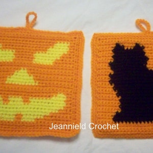Puede incluir: Dos agarraderas de olla de ganchillo, una con una cara de calabaza y la otra con una silueta de gato negro. Ambas son de color naranja con detalles amarillos y negros. "Jeannield Crochet" está escrito debajo de las agarraderas.