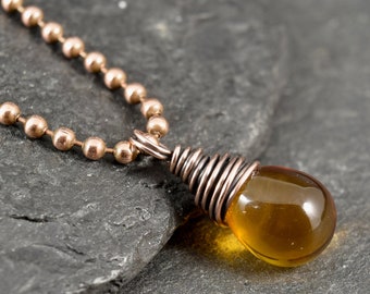 Collier de perles enveloppé de fil de fer avec goutte d’ambre Perle de verre tchèque | Pendentif en cuivre patiné | Pendentif Wire Wrap
