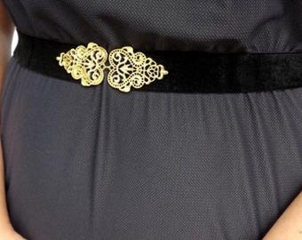 Cintura elastica in velluto nero con fibbia dorata, ideale per abiti da sposa o da sera.