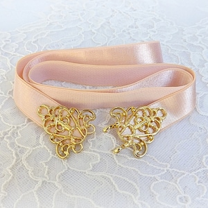 Light peach elastic waist belt with gold filigree clasp